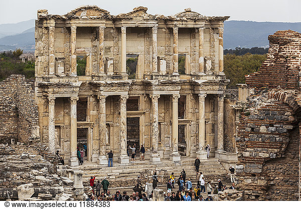 Touristen bei den Ruinen der Celsus-Bibliothek; Ephesus  Izmir  Türkei'.