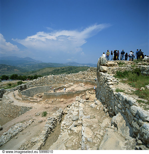 Touristen bei den Ruinen von Mykene  Griechenland  Europa