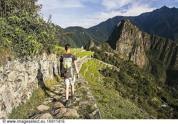 Touristen bei der Besichtigung der Inka-Ruinen von Machu Picchu  Region Cusco  Peru