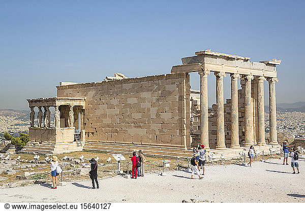 Touristen bei der Besichtigung des Tempels des Erectheion  Akropolis von Athen  archäologische Stätte mit Ruinen; Athen  Griechenland