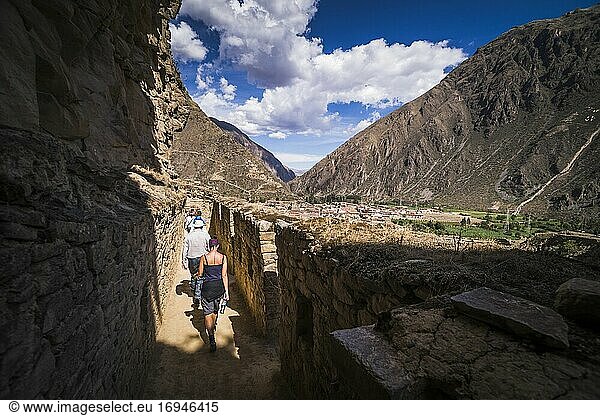 Touristen bei der Erkundung der Inkaruinen von Ollantaytambo  Heiliges Tal der Inkas (Urubambatal)  nahe Cusco  Peru