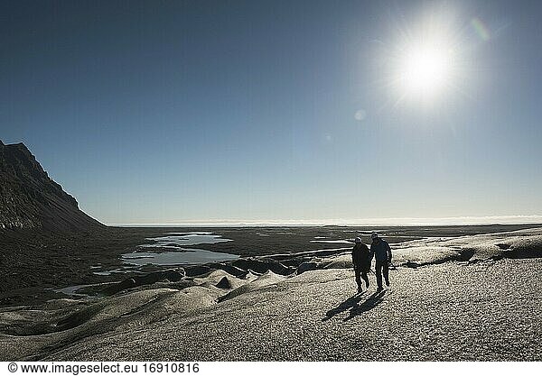 Touristen beim Spaziergang auf dem Breidamerkurjokull-Gletscher  Vatnajokull-Eiskappe  Island