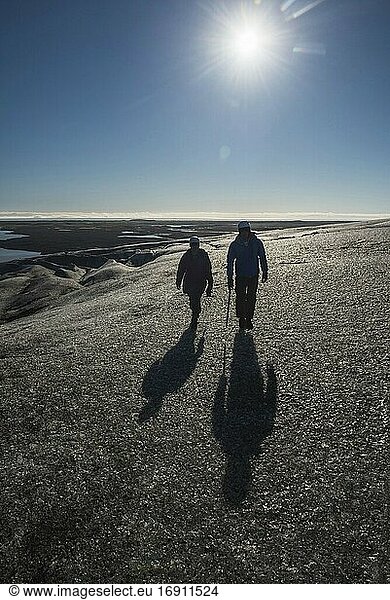 Touristen beim Spaziergang auf dem Breidamerkurjokull-Gletscher  Vatnajokull-Eiskappe  Island