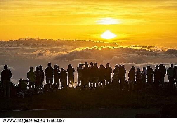 Touristen beobachten den Sonnenuntergang auf dem Gipfel des Haleakala Vulkan  Haleakala Nationalpark  Maui  Hawaii  USA  North America