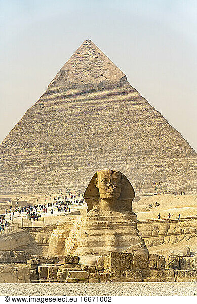 Touristen besichtigen die Pyramiden von Gizeh  Ägypten