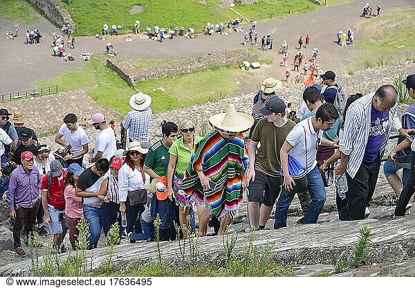 Touristen  Besteigung Sonnenpyramide  Ruinenstadt Teotihuacan  Mexiko  Mittelamerika