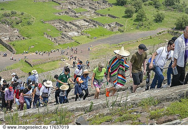 Touristen  Besteigung Sonnenpyramide  Ruinenstadt Teotihuacan  Mexiko  Mittelamerika
