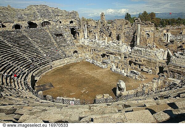 Touristen  die auf den Treppen des Amphitheaters von Side sitzen  archäologische Stätte von Side  Provinz Antalya  Kleinasien  Türkei  Europa.