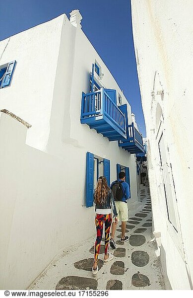 Touristen  die in den Gassen des Stadtzentrums spazieren gehen  Insel Mykonos  Kykladen  Griechische Inseln  Griechenland  Europa.