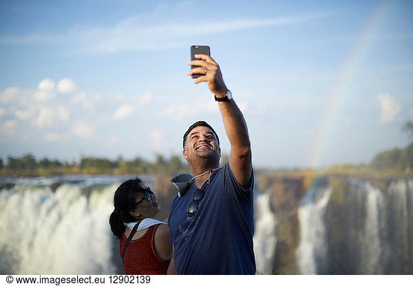 Touristen  die Selfie nehmen  Victoria Falls  Simbabwe
