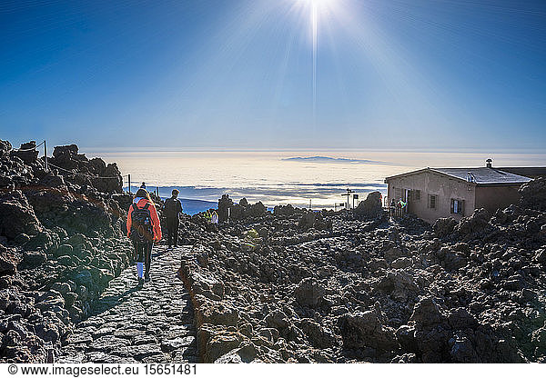 Touristen  die vom Gipfel des Vulkans El Teide zur Teide-Seilbahn hinabsteigen  Teneriffa  Kanarische Inseln  Spanien  Atlantik