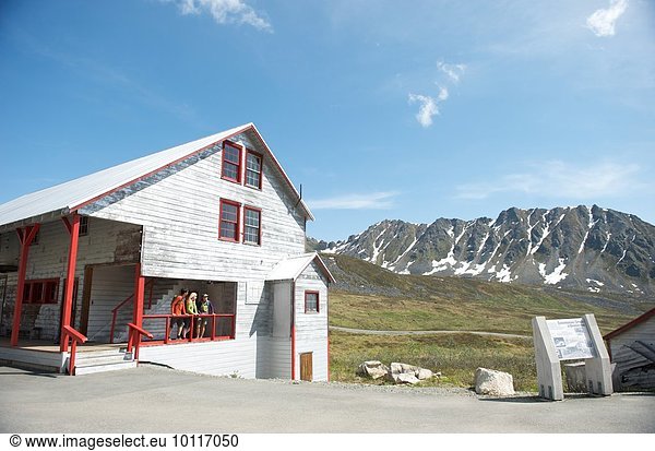 Touristen entdecken  Independence Mine State Historical Park  Hatcher Pass  Matanuska Valley  Palmer  Alaska  USA