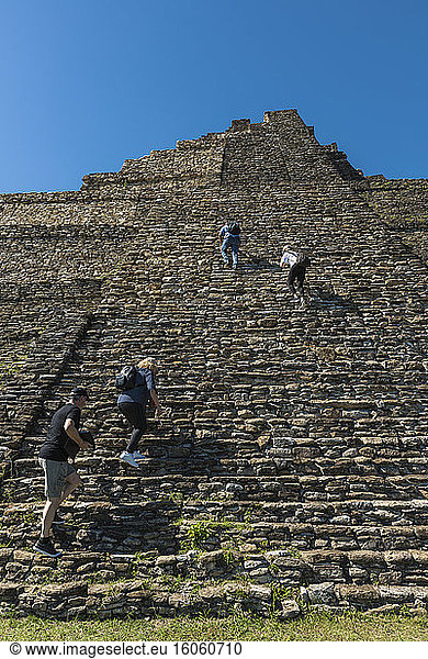 Touristen erklimmen die steilen Steintreppen von Tonina  der präkolumbianischen archäologischen Stätte und Ruinenstadt der Maya-Zivilisation; Chiapas  Mexiko