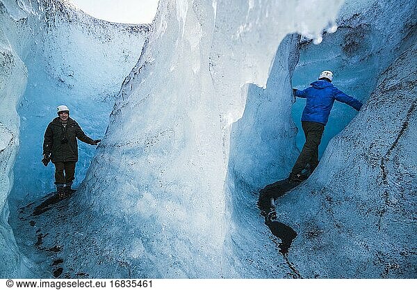 Touristen erkunden eine Eishöhle auf dem Breidamerkurjokull-Gletscher  Vatnajokull-Eiskappe  Island