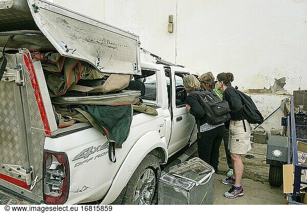 Touristen haben den in einer Werkstatt in Henties Bay  Namibia  geparkten Mietwagen verschrottet: Andr? Maslennikov.