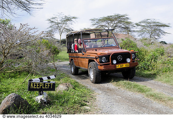 Touristen im Geländewagen  Safari auf der Hatari Lodge  ehemalige Farm Momella von Hardy Krüger sen.  Arusha National Park  Tansania  Afrika