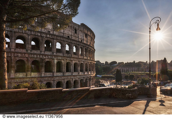 Touristen im Kolosseum  Rom  Italien