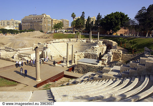 Touristen im Römischen Amphitheater  Alexandria  Ägypten  Afrika
