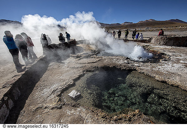 Touristen in den Geysire del Tatio (El Tatio) dem drittgrößten Geysirfeld der Welt Zentrale Anden-Vulkanzone Region Antofagasta Chile Südamerika