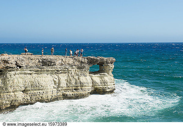 Touristen in den Meereshöhlen  Protaras  Zypern  Mittelmeerraum  Europa