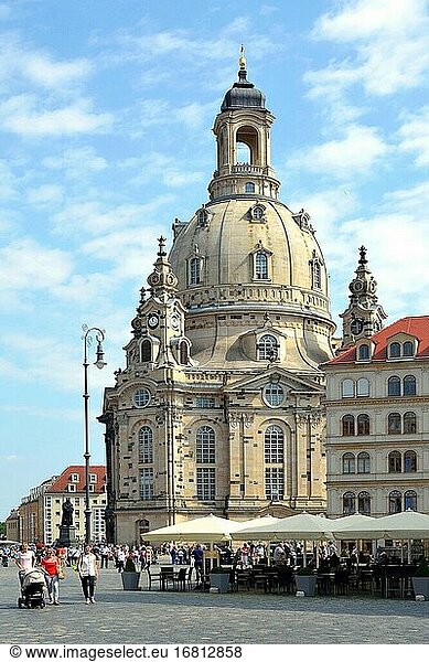 Touristen in der Frauenkirche auf dem Neuen Markt in Dresden - Deutschland.