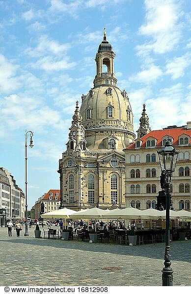 Touristen in der Frauenkirche auf dem Neuen Markt in Dresden - Deutschland.