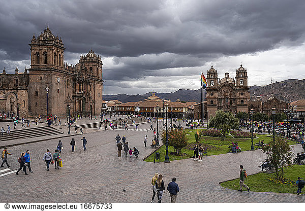 Touristen in der Kathedrale von Cusco und der Kirche der Gesellschaft Jesu am Plaza de Armas  Cusco  Peru