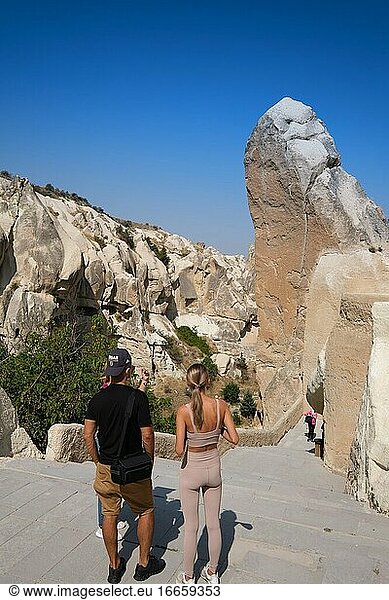 Touristen in der Nähe eines riesigen Felsens im Freilichtmuseum Goreme mit Höhlenkirchen  Kappadokien  Türkei.
