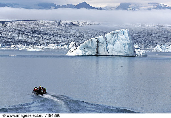 Touristen in einem Schlauchboot auf dem J÷kulsßrl¾n-See  Gletscherflusslagune  Südisland  Island  Europa