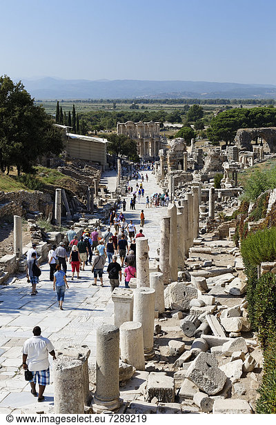 Touristen in Ephesos  Ephesus  Efes  Ausgrabungen  UNESCO Weltkulturerbe  Blick von der Kuretenstraße hinunter auf die Celsusbibliothek  Izmir  türkische Ägäis  Westtürkei  Türkei  Asien