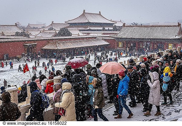 Touristen neben der Baohedian - Halle der Bewahrung der Harmonie im Palastkomplex der Verbotenen Stadt im Zentrum von Peking  China.