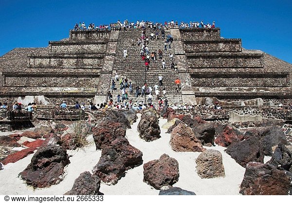 Touristen  Pyramide des Mondes  Piramide De La Luna  Teotihuacan Ausgrabungsstätte  Teotihuacán  Mexico City  Mexiko