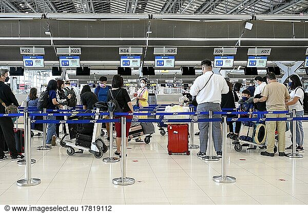 Touristen Reisende Check-in Flughafen Suvarnabhumi  Bangkok  Thailand  Asien