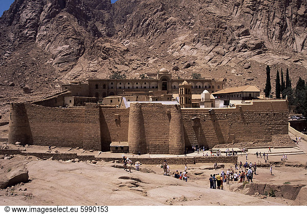 Touristen  St. Katharinen Kloster  UNESCO Weltkulturerbe  Sinai  Ägypten  Nordafrika  Afrika