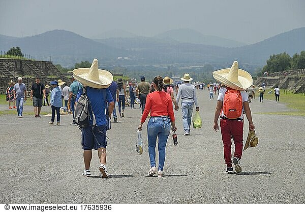 Touristen  Straße der Toten  Ruinenstadt Teotihuacan  Mexiko  Mittelamerika
