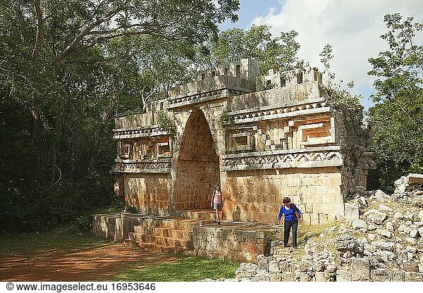Touristen vor dem Labna-Bogen in der prähispanischen Maya-Stadt Labna Archäologische Stätte  Merida  Bundesstaat Yucatan  Mexiko  Mittelamerika.