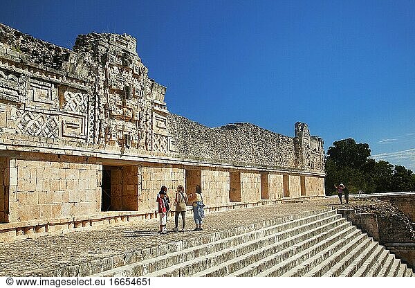 Touristen vor dem Nonnenviereck in der archäologischen Stätte von Uxmal  Route Puuc  Provinz Yucatan  Mexiko  Mittelamerika.