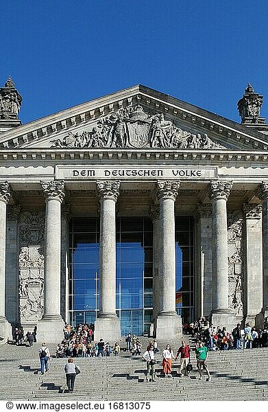 Touristen vor dem Reichstagsgebäude in Berlin - Sitz des Deutschen Bundestages. - Deutschland.