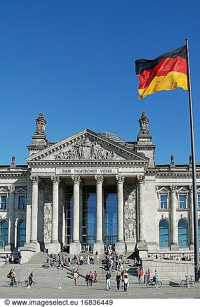 Touristen vor dem Reichstagsgebäude in Berlin - Sitz des Deutschen Bundestages. - Deutschland.