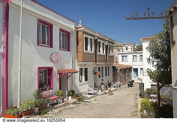 Touristen vor den traditionellen Häusern im Stadtzentrum des antiken Tenedos  der heutigen Insel Bozcaada  Bozcaada  Canakkale  Ägäisregion  Türkei