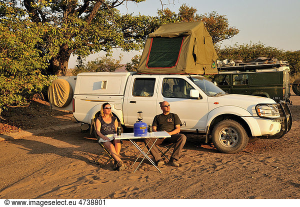 Touristen vor ihrem Camping-Fahrzeug  bei Twyfelfontein  Damaraland  Namibia  Afrika