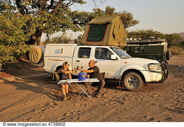 Touristen vor ihrem Camping-Fahrzeug  bei Twyfelfontein  Damaraland  Namibia  Afrika