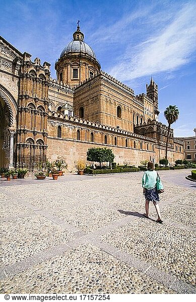 Touristenbesichtigung der Kathedrale von Palermo (Duomo di Palermo)  Sizilien  Italien  Europa. Dies ist ein Foto eines Touristen bei der Besichtigung der Kathedrale von Palermo (Duomo di Palermo)  Sizilien  Italien  Europa.