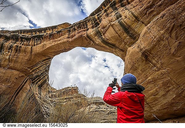 Touristenfotos Felsbogen  Sipapu-Brücke  Natural Bridges National Monument  Utah  USA  Nordamerika