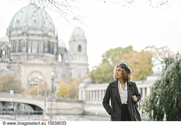 Touristenfrau in der Stadt mit dem Berliner Dom im Hintergrund  Berlin  Deutschland