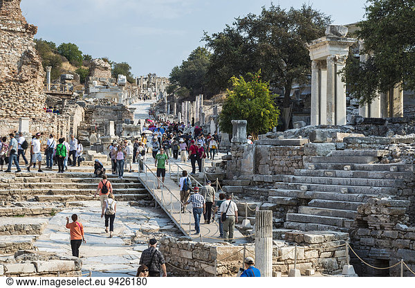 Touristengruppen auf der Kuretenstraße  antike Stadt Ephesus  UNESCO Weltkulturerbe  Selçuk  Provinz ?zmir  Türkei