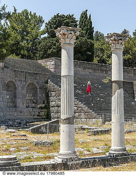 Touristin auf Treppe  Ruinen mit Säulen  Ehemaliger Tempel  Asklepieion  Kos  Dodekanes  Griechenland  Europa