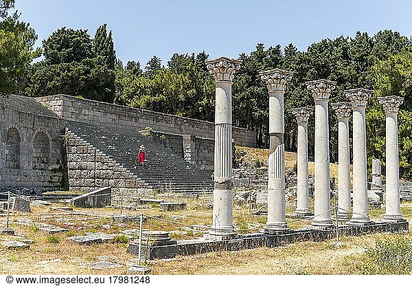 Touristin auf Treppe  Ruinen mit Säulen  Ehemaliger Tempel  Asklepieion  Kos  Dodekanes  Griechenland  Europa