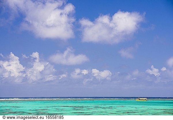 Touristische Bootsfahrt im Sommerurlaub auf der tropischen Insel Rarotonga im perfekten kristallklaren blauen Wasser der Muri Lagune  Pazifischer Ozean