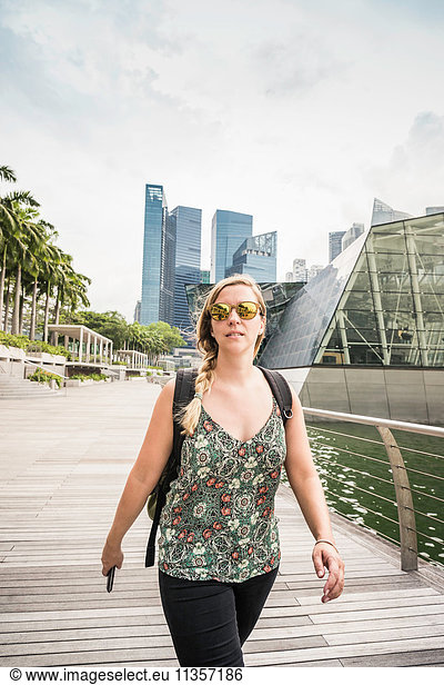 Touristische Sehenswürdigkeiten  Skyline von Singapur  Marina Bay im Hintergrund